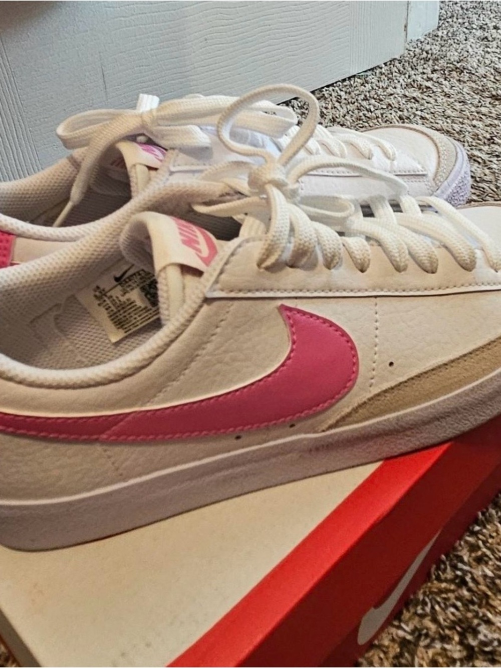 Nike Women’s White Sneakers with Pink Swoosh Nike Blazer low 77